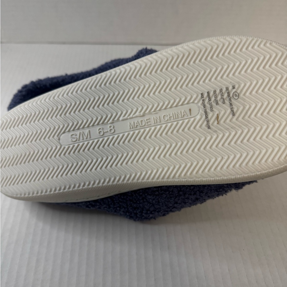 Cozy Blue Slippers with Snowflake Design Size S/M NWOT - Picture 5 of 8